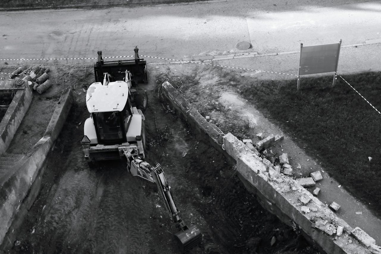 About Aerial view of an excavator at a construction site in Český Krumlov, Česko.